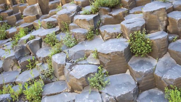 משושים אבן בזלת ברמת הגולן